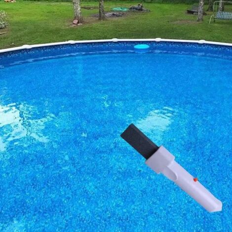 La nouvelle tête de nettoyeur de piscine EZ-Clip en pierre ponce élimine les taches de rouille et les dépôts de calcaire des carreaux de piscine.