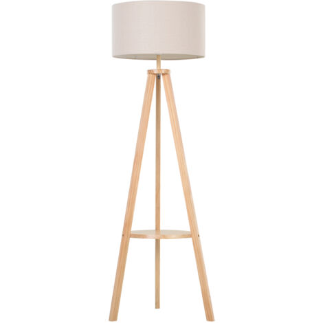Lampadaire sur trépied en bois naturel robuste, abat-jour en tissu beige doux et étagère intégrée pratique, dimensions 50x50x154 cm, style cosy et authentique pour aménager votre salon avec douceur.