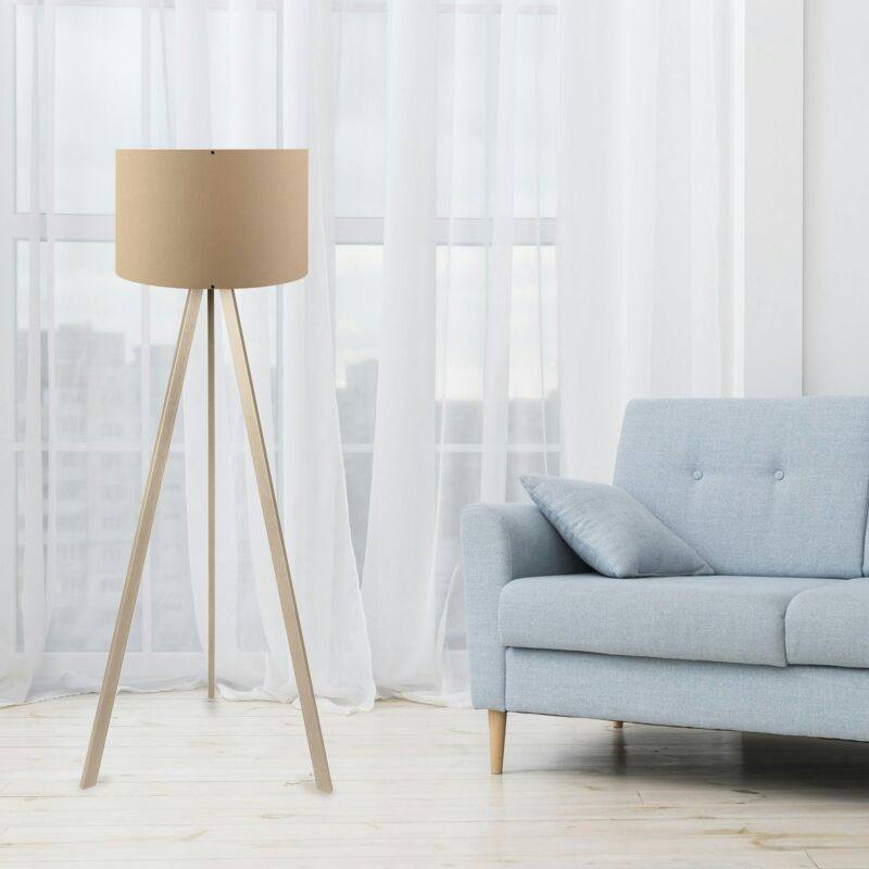 Pier Import – Lampadaire trépied effet bois clair – Abat-jour beige – Hauteur 140 cm – Longueur câble 200 cm – Protection IP20 Pier Import – Lampadaire trépied effet bois clair – Abat-jour beige – Hauteur 140 cm – Longueur câble 200 cm – Protection IP20