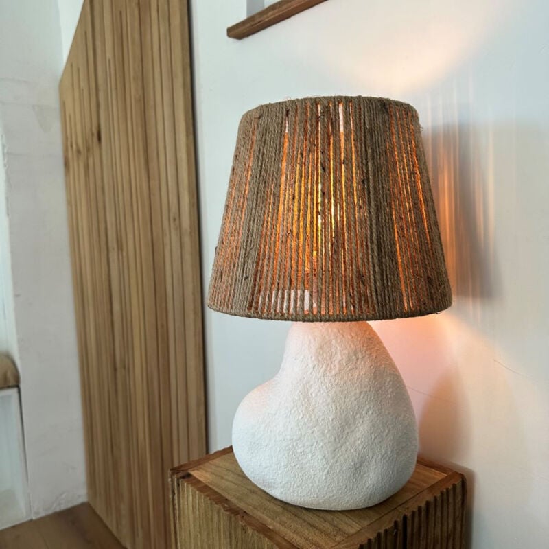 Opjet - Lampe à poser galet céramique et corde H40cm