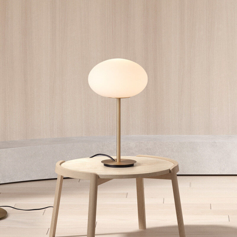 Lampe à poser Press laiton mat et globe verre blanc