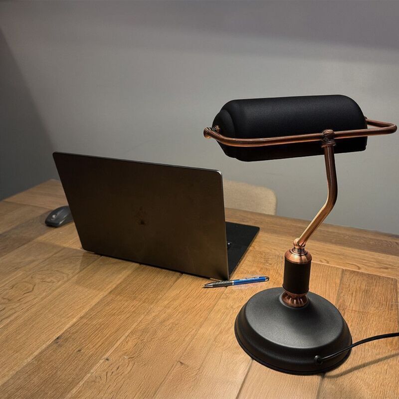 Arum Lighting – Lampe de bureau banquier noir – Abat-jour métal noir sablé – Bras aspect cuivre – Hauteur 38 cm – Largeur 26 cm – Culot E27