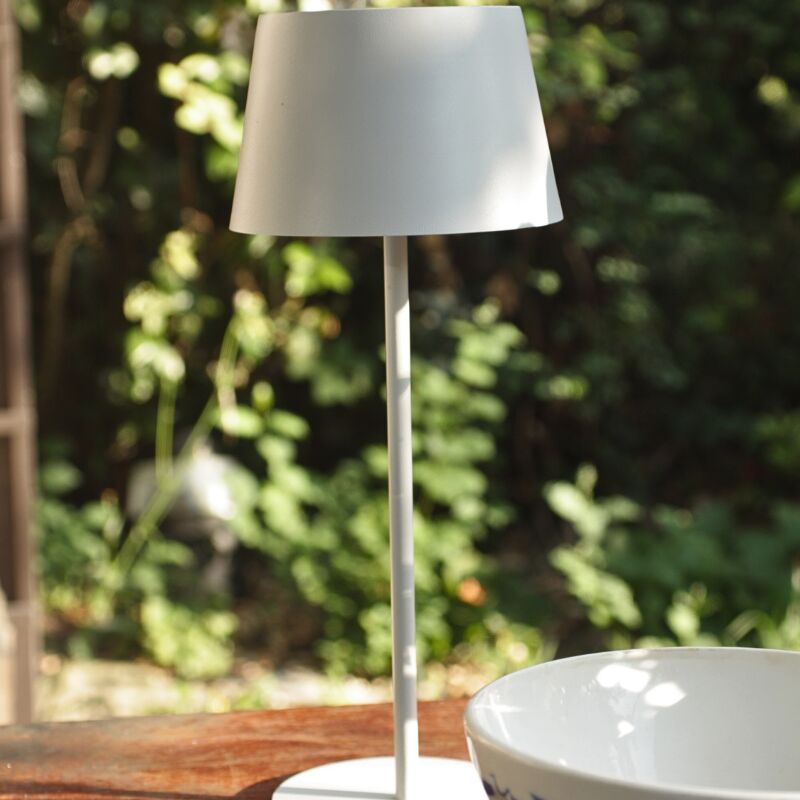 Watt&home - Lampe de table 200 lumens en métal Recharge solaire et usb Watt&home - Lampe de table 200 lumens en métal Recharge solaire et usb