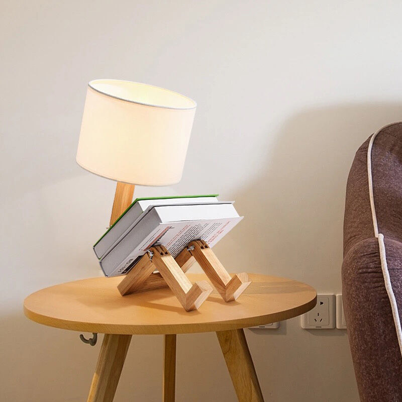 Lampe de table créative en bois massif sur le thème des robots, abat-jour blanc.5WLumière chaude, idéale pour un bureau, une chambre et un salon.