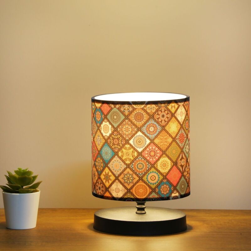 Lampe à poser Arkas H22cm Pied Noir et Tissu Motif Afghan carré Multicolore Lampe à poser Arkas H22cm Pied Noir et Tissu Motif Afghan carré Multicolore