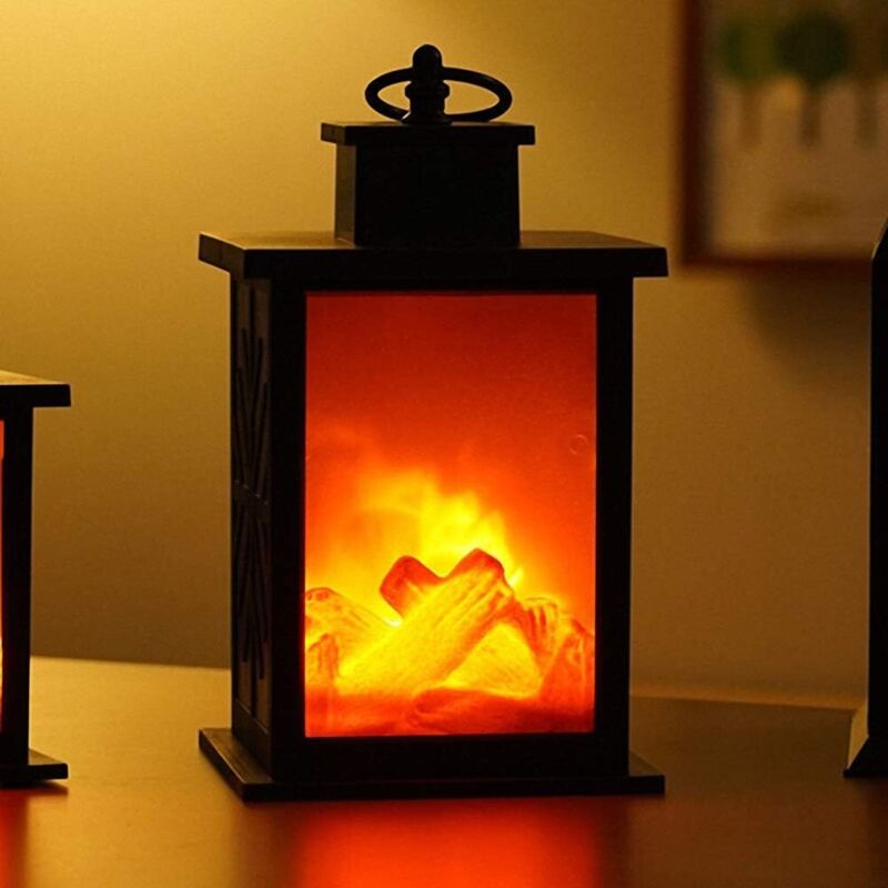 Lanterne de cheminée traditionnelle et chaleureuse réalisée avec une lampe de table LED de style charbon de bois, avec un effet de flamme de feu