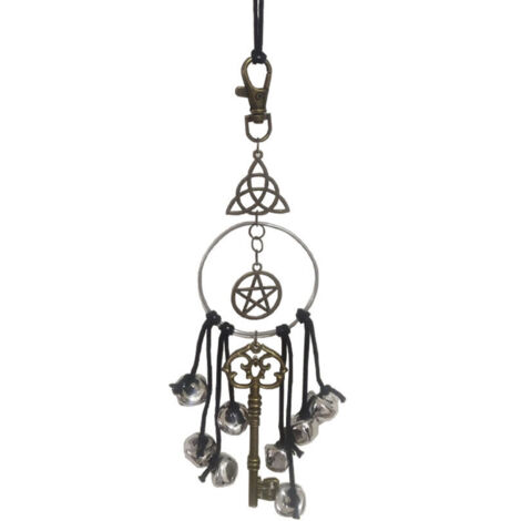 Las campanillas de ratán rezan a las brujas de cristal para proteger los pomos de las puertas y decorar la sala de estar.