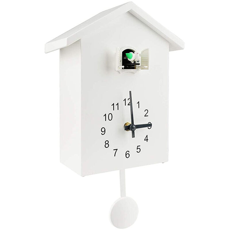 Le coucou de l'horloge murale de style nordique sort de la fenêtre pour indiquer l'heure