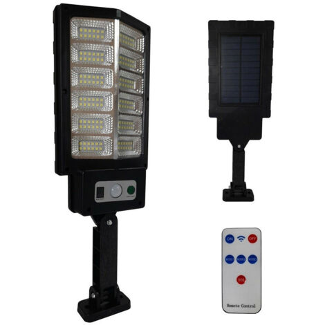 Le Phare Est équipé D'un Panneau Solaire Avec Un Capteur Télécommandé