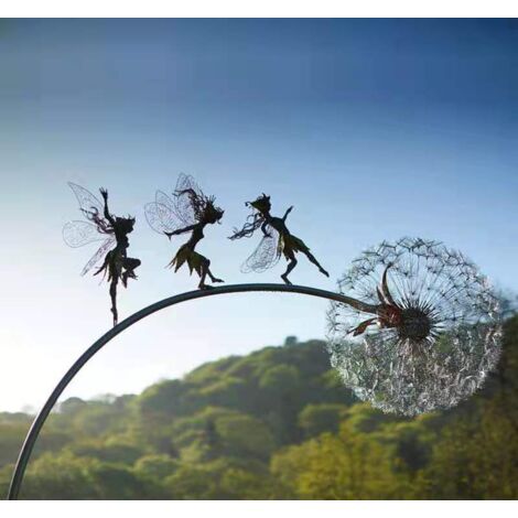 L'elfe aux allures de fée danse avec une sculpture métallique illuminée.