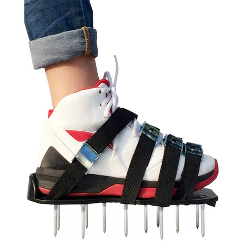 Les chaussures d'aérateur de pelouse de jardin desserrent les chaussures d'ongle de sol vertes
