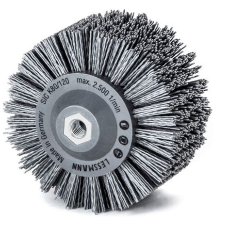 Lessmann 402880 cepillo redondo con cuerpo de plástico PP, gris  Diámetro: 140 mm, 18x 7 filas, ondulado, 1,2 mm de espesor  Alojamiento: M14, tamaño de grano: SIC 80, espesor de rosca 1,2 mm