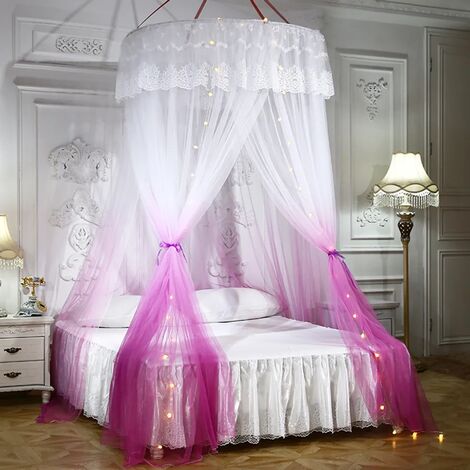 Letto matrimoniale con baldacchino in tessuto rosa in camera da