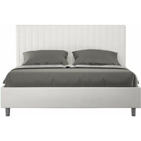 Tappeto bianco e letto king size con lenzuola grigio nella spaziosa e  luminosa camera da letto con poster scuro Foto stock - Alamy