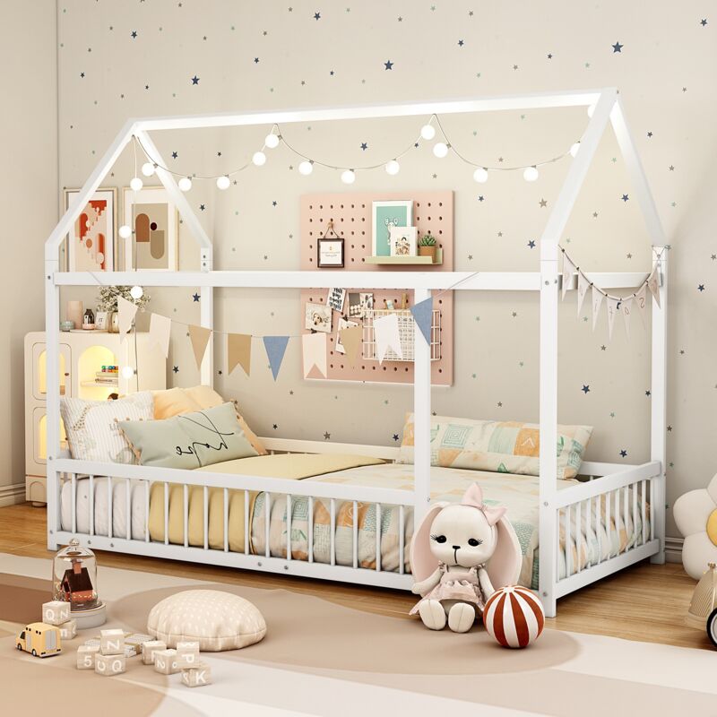 Dans Les Nuages - Lit cabane en métal 90 x 160 cm - lit pour enfant avec sommier à lattes, structure en métal, forme maison - Blanc