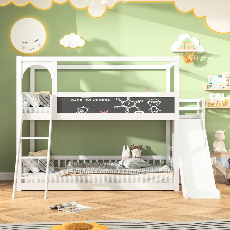Lit superposé en bois massif 90x200 cm - lit d'enfant avec toboggan, escalier, planche à dessin, porte cintrée, sommier à lattes, clôture de