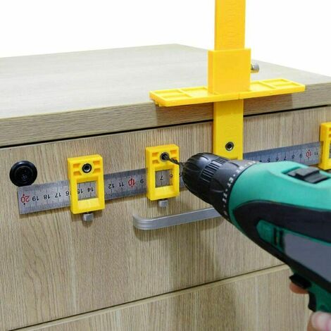 Localisateur de perforation réglable pour gabarit de menuiserie pour l'installation de poignées, boutons sur portes et tiroirs.