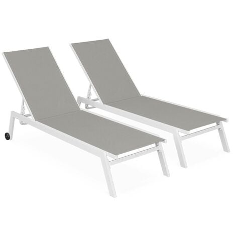 Lot de 2 bains de soleil ELSA en aluminium blanc et textilène taupe, transats multi positions avec roulettes