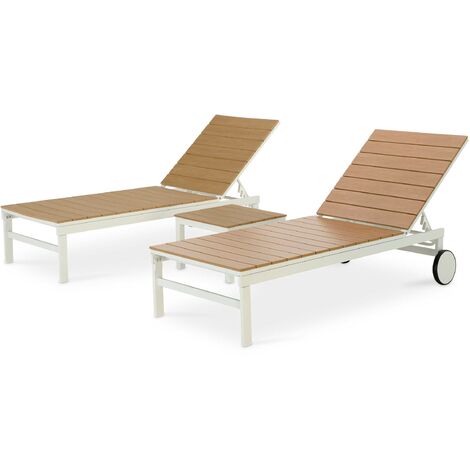 Lot de 2 bains de soleil en aluminium blanc et polywood imitation bois à roulettes + table d'appoint - Osaka