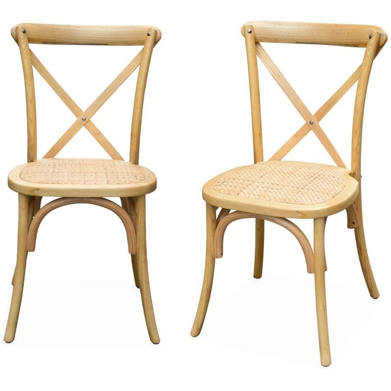 Lot de 2 chaises de bistrot en bois de cédrèle naturel. vintage. assise en rotin. empilables