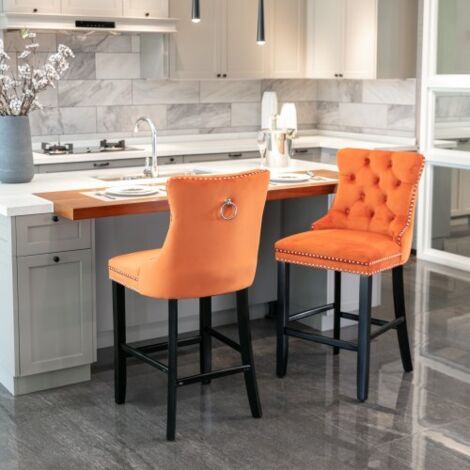 Lot de 2 Tabourets de Bar Contemporains en Velours Capitonné, Pieds en Bois Garniture Cloutée Chromée, Style Décontracté Tendance Couleur Orange