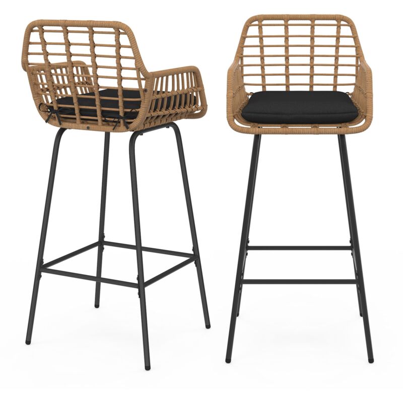 Idmarket – Lot de 2 tabourets de bar effet rotin beige avec accoudoirs – Pied en métal noir – Hauteur 107 cm – Assise 41x41 cm – Confort optimal