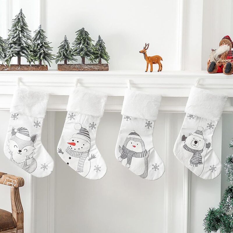 Lot de 4 grandes chaussettes de Noël blanches de 49 cm avec revers en fausse fourrure blanche à suspendre, sacs cadeaux pour Noël, décoration de fête