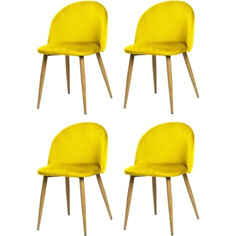 Lot de quatre chaises de salle à manger de style vintage avec assise et dossier en velours modèle Pedraza en couleur jaune moutarde.