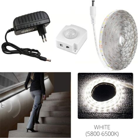 Luce notturna a LED bianca fredda da 5 m, striscia LED flessibile con sensore di movimento PIR - Kit completo con trasformatore 12V DC, impermeabile IP65 per culla, corridoio, cucina