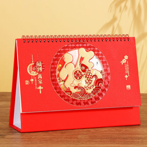 Luxuriöser Tischkalender, ausdruckbarer Drachenkalender 2024 mit Goldfinish und durchbrochenem Design, verpackt in traditionellem chinesischem Rot.