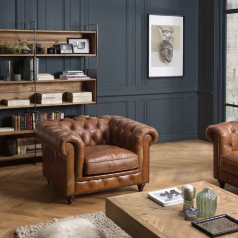 Macabane – Fauteuil club Chesterfield capitonné vintage cuir marron – Dimensions 117x100x73 cm – Pieds en chêne avec roulettes