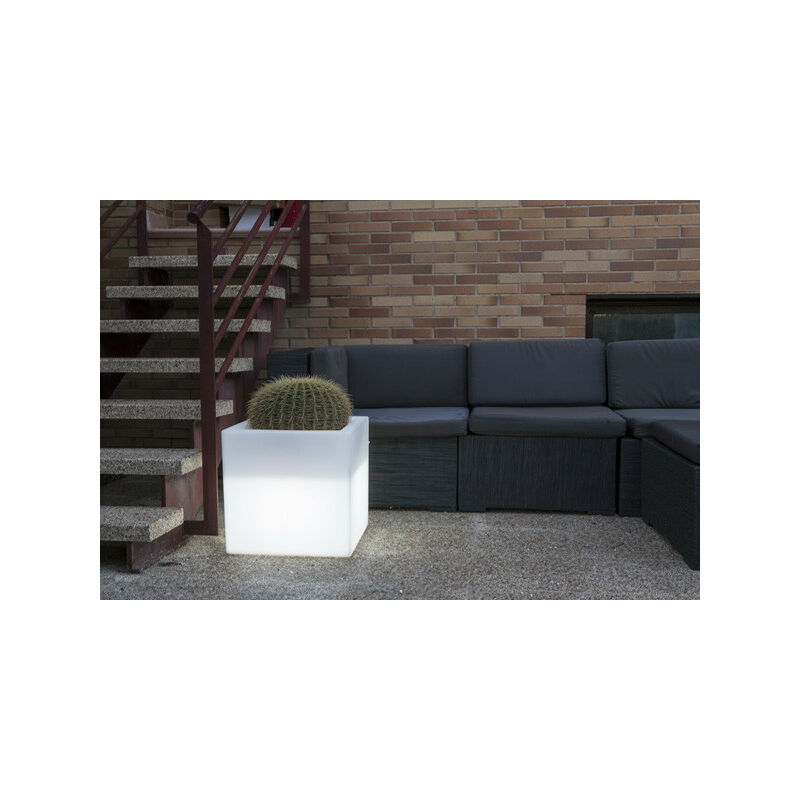 

Macetero Resina Cubo Led Mando 50X50 CM - INTEPLAS - CUBOL50NE..