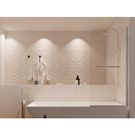 Calienta toallas en rampa de cromo en pared sobre la bañera con