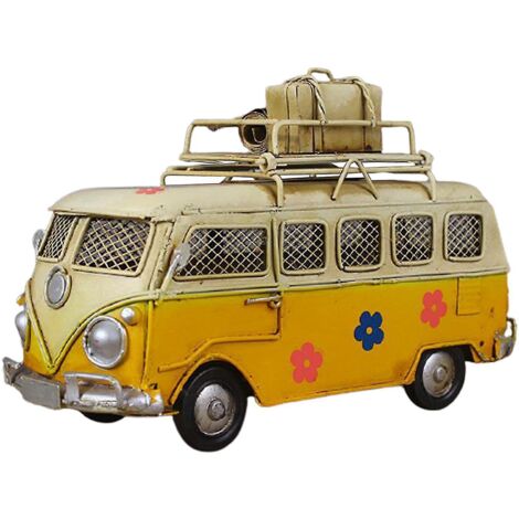 Maquette artisanale de camping-car avec tirelire, bus vintage, décoration intérieure jaune.