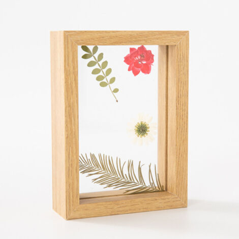 Marco de madera con frontal de cristal, decorado con flores y hojas secas, ideal para una foto de boda o para decorar una oficina.