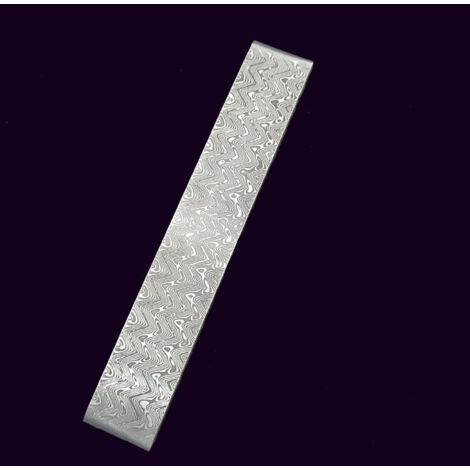 Matériaux pour la fabrication de lames de coupe en acier de Damas : ébauche de lame de coupe en acier à motifs ayant subi un traitement thermique.