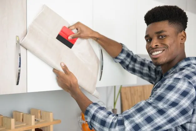 Come scegliere la carta adesiva per mobili