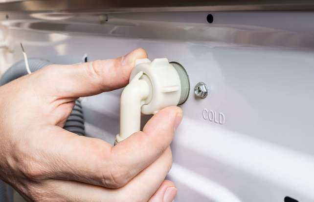 Cómo realizar la instalación de una lavadora o un lavavajillas