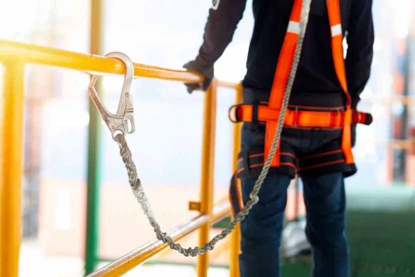 Comment travailler sur un toit en sécurité : loi, échafaudages, équipements antichute