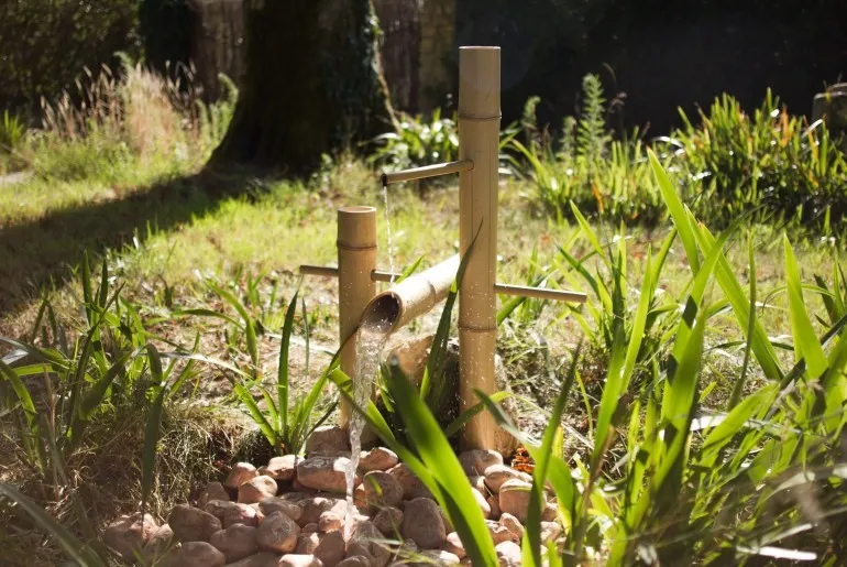 Giardino zen: realizzare una fontana shishi-odoshi con i bambù