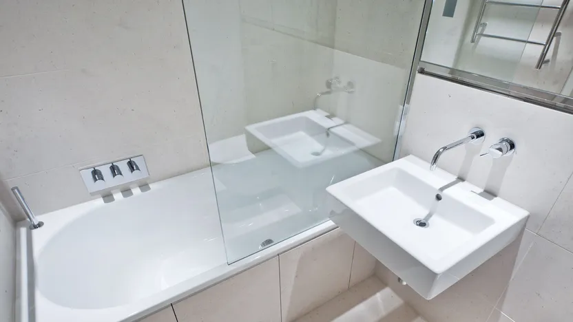 ¿Cómo instalar una mampara de bañera?