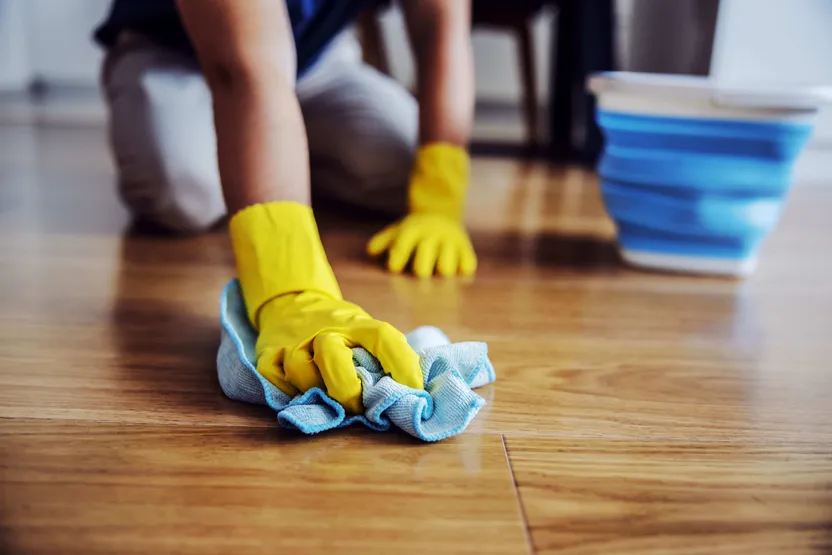 Comment cirer un parquet