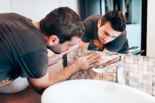 Come posare un mosaico nel bagno