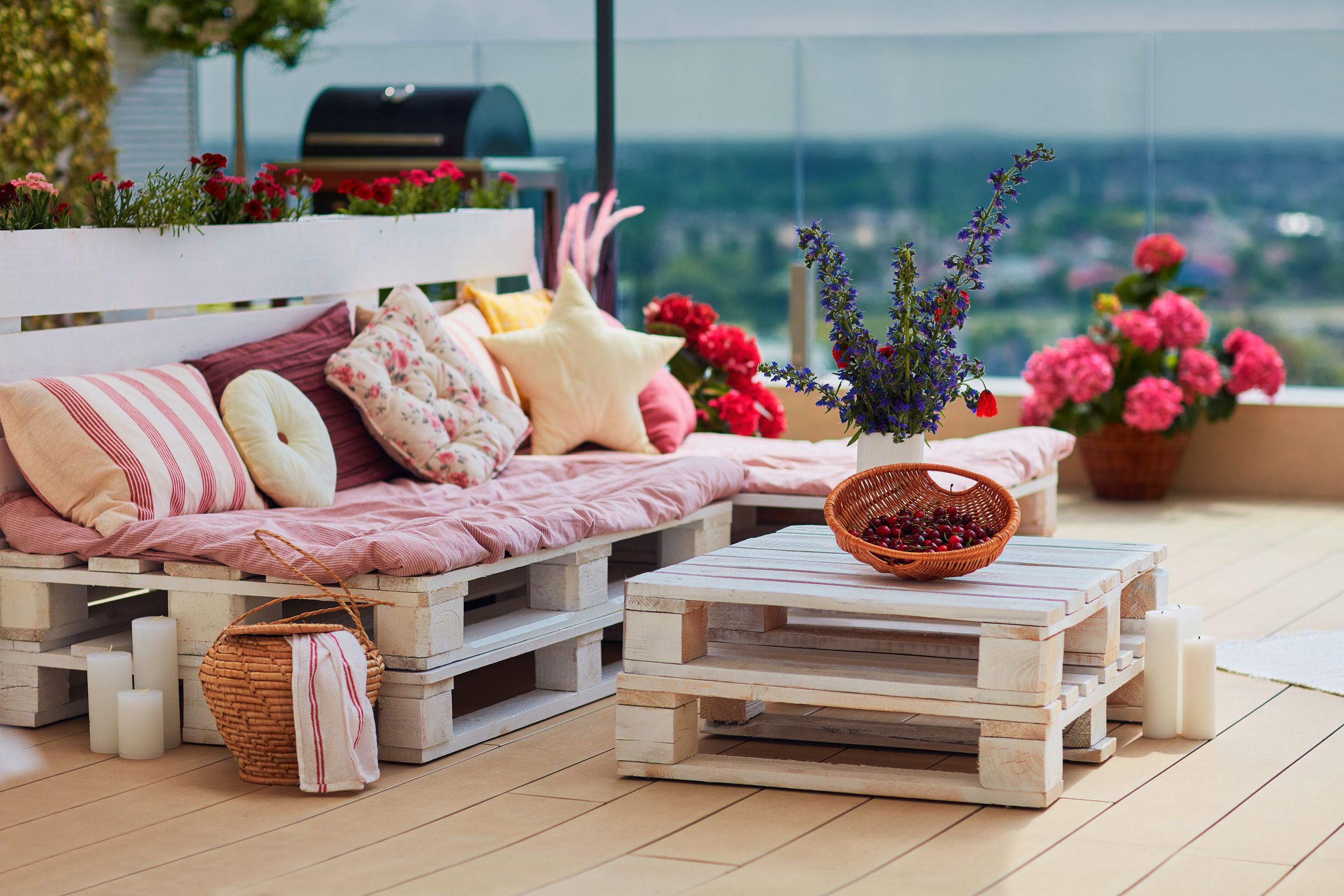 8 idées déco pour personnaliser votre terrasse avec des vases