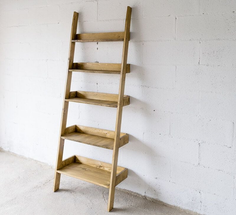 Cómo hacer una estantería fácil con una escalera  Decoración de unas,  Escaleras de madera, Estanterias de madera