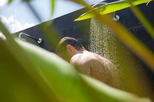 Come realizzare una doccia esterna in giardino
