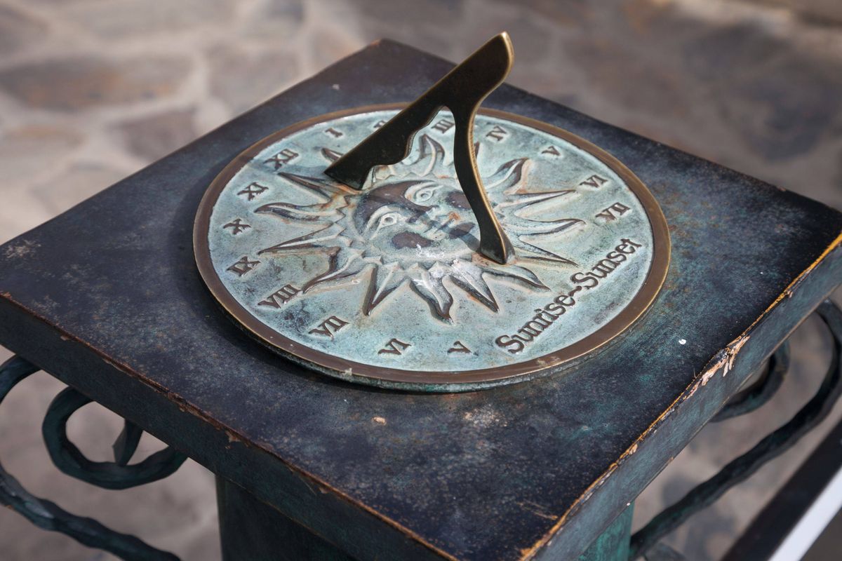 How to position a sundial