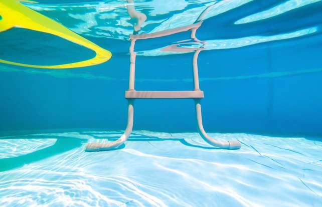 ¿Cómo elegir una escalera de piscina?