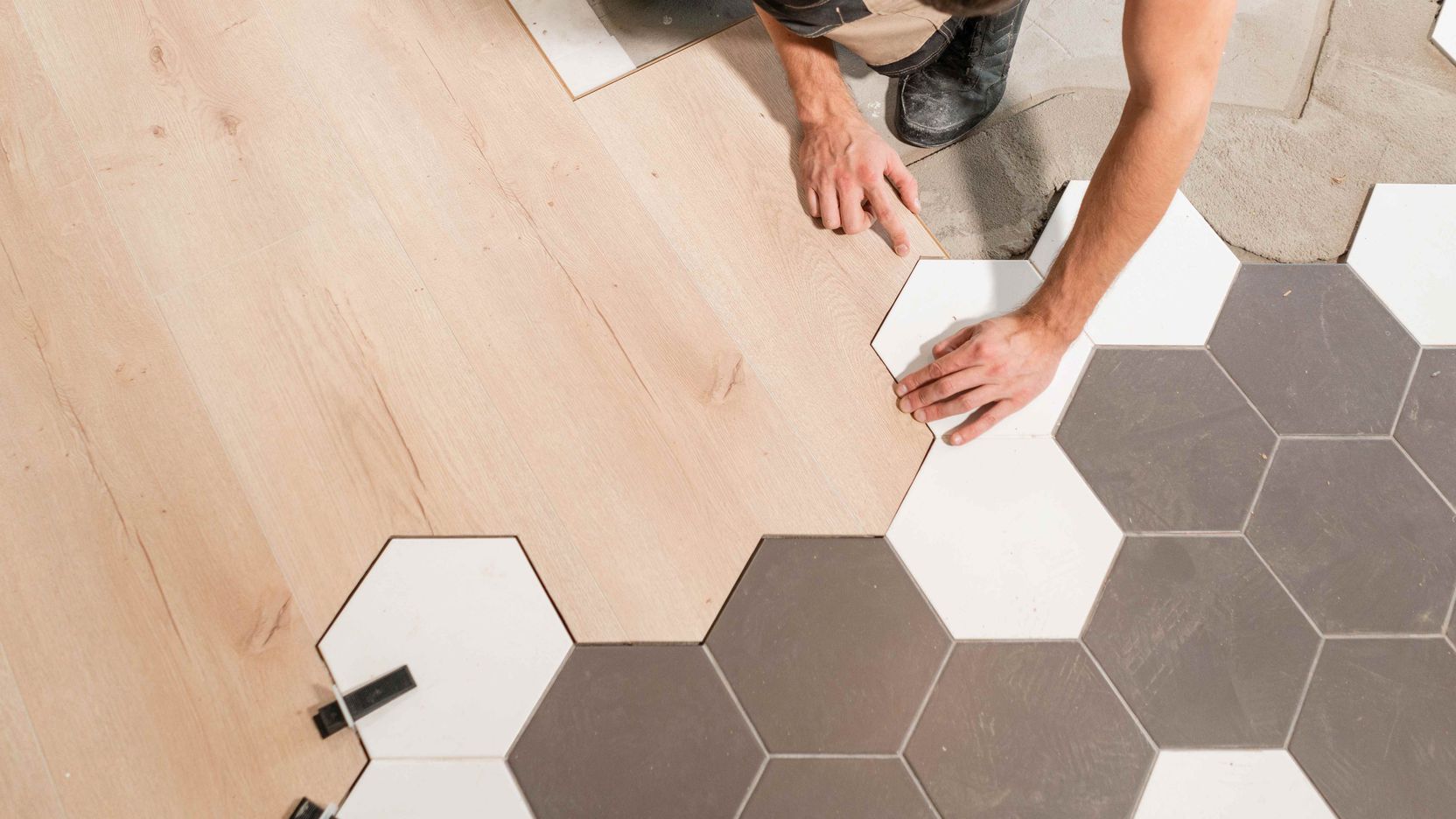 Comment poser du carrelage sur un parquet