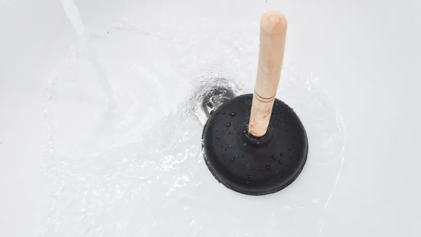 Comment déboucher une baignoire